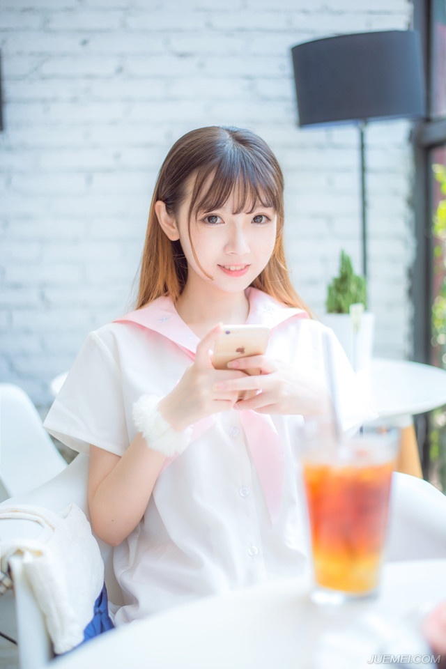 庞统和法正相视一眼，这位少主或许没有主公那样威风霸气，但小小年纪，却已经展现出一些明君风范，看来，吕布打下来的这份基业，算是后继有人了。